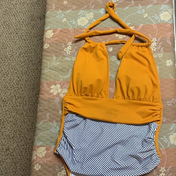 Cupshe one piece, L New with tags on - Picture 2 of 4